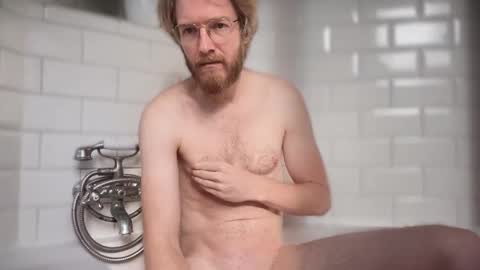 Snapshot of g00nst4r chatting on 11/12/25, 10:15 g00nst4r online show from 11/12/25, 10:15