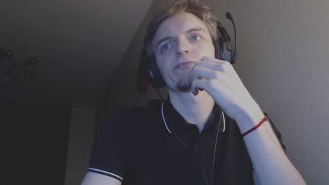 Snapshot of gasturfahe chatting on 12/21/24, 02:09 gasturfahe online show from 12/21/24, 02:09