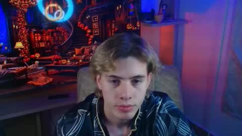 Snapshot of gemdominus chatting on 10/13/25, 12:43 Gem Dominus online show from 10/13/25, 12:43