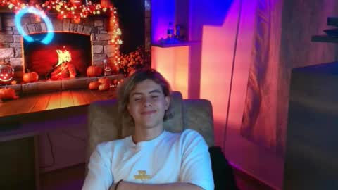 Snapshot of gemdominus chatting on 10/29/25, 02:03 Gem Dominus online show from 10/29/25, 02:03