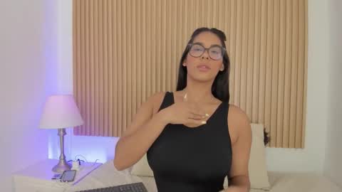 Snapshot of genesisruiz chatting on 10/21/25, 10:27 online show from 10/21/25, 10:27