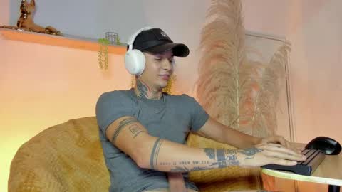 independent model online show from 09/16/25, 12:55