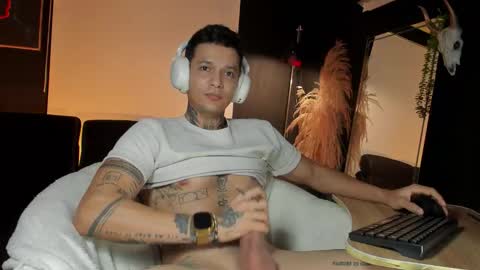 independent model online show from 09/30/25, 08:08