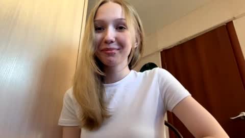 Snapshot of gertrudeuran chatting on 06/16/26, 04:37 Sophie online show from 06/16/26, 04:37