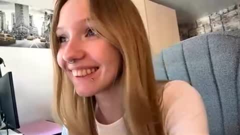 Snapshot of gertrudeuran chatting on 06/29/26, 04:52 Sophie online show from 06/29/26, 04:52