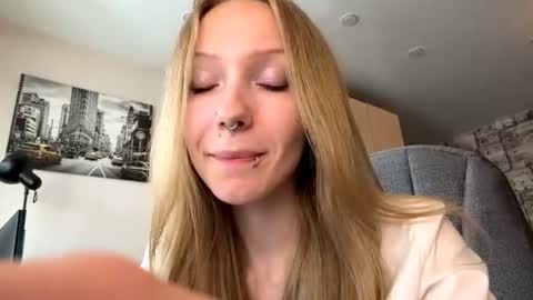 Snapshot of gertrudeuran chatting on 07/14/26, 04:17 Sophie online show from 07/14/26, 04:17