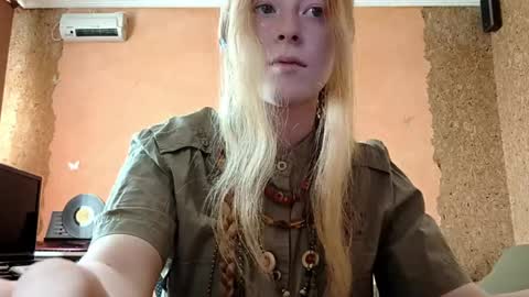 Snapshot of gertrudisturbe chatting on 04/14/26, 11:33 Kate online show from 04/14/26, 11:33