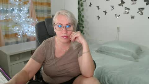 Snapshot of ghertrudequeen chatting on 06/17/26, 04:37 Ghertrudequeen online show from 06/17/26, 04:37