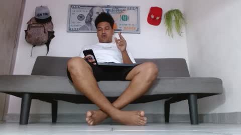 Snapshot of giant_feet chatting on 05/18/26, 04:35 BOSS online show from 05/18/26, 04:35