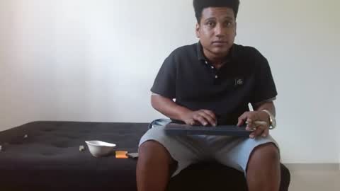 Snapshot of giant_feet chatting on 06/19/26, 08:23 BOSS online show from 06/19/26, 08:23