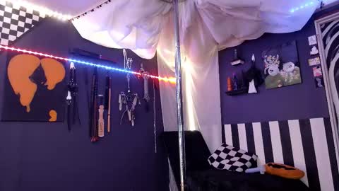 Giggles online show from 11/09/25, 06:06