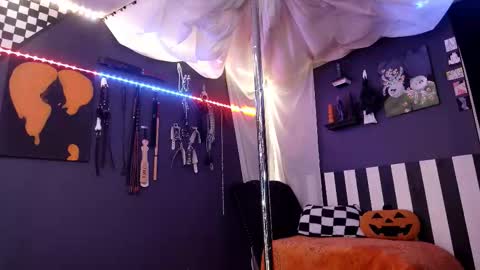 Giggles online show from 11/14/25, 03:00