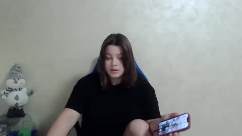 Snapshot of girl_leya chatting on 12/23/24, 02:35 girl_leya online show from 12/23/24, 02:35