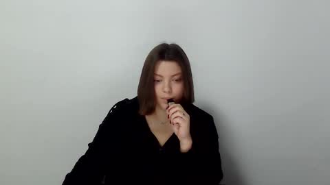 Snapshot of girl_leya chatting on 11/26/25, 08:43 girl_leya online show from 11/26/25, 08:43