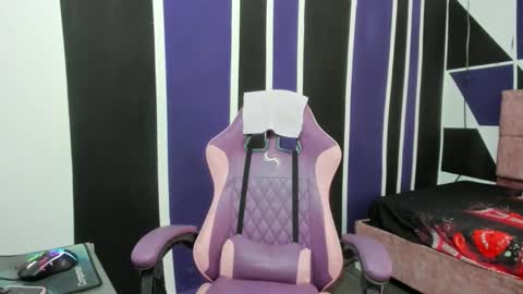 girl_princess18 online show from 12/15/25, 07:18