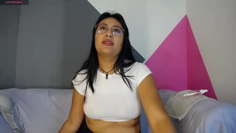Snapshot of girl_scarlett_ chatting on 05/22/26, 12:00 Scarlett online show from 05/22/26, 12:00