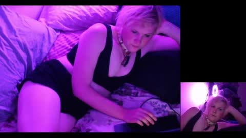 Snapshot of girldell chatting on 01/14/26, 03:01 girldell online show from 01/14/26, 03:01