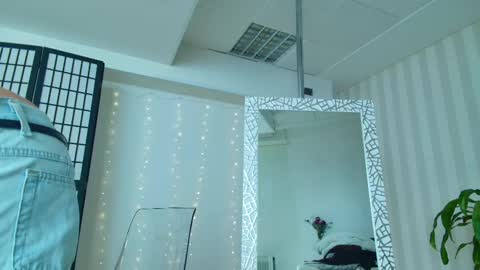 Snapshot of girlnextd00r_ chatting on 02/19/25, 01:28 Hanna online show from 02/19/25, 01:28