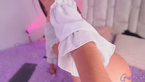 Instagram gisellee  22  online show from 02/07/25, 07:49