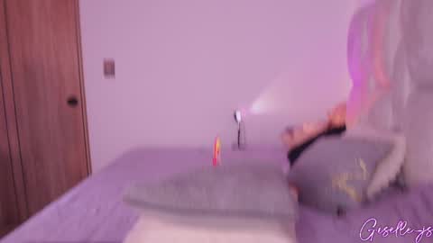 Instagram gisellee  22  online show from 02/13/25, 06:59