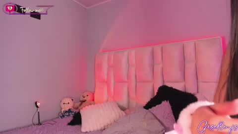 Instagram gisellee  22  online show from 02/28/25, 10:50