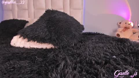 Instagram gisellee  22  online show from 03/10/25, 06:34