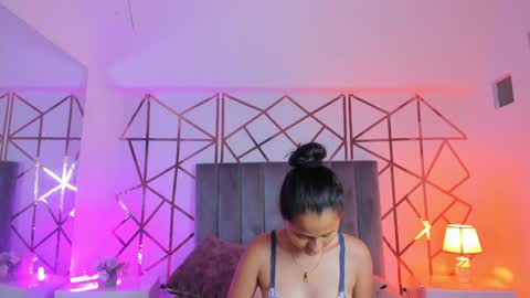 GISELLE ROLDAN online show from 01/15/25, 12:04