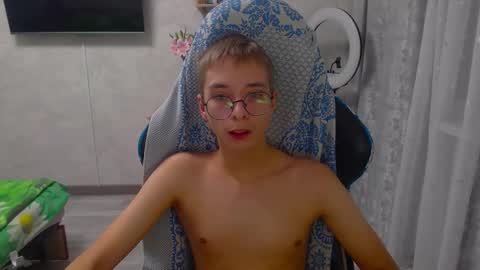 Snapshot of glasses_cat chatting on 03/02/26, 06:26 Eugene and Damian online show from 03/02/26, 06:26