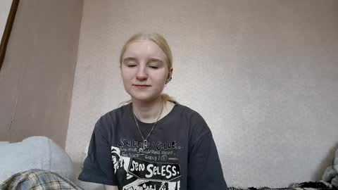 Snapshot of glennabeem chatting on 04/07/26, 07:09 Laura online show from 04/07/26, 07:09