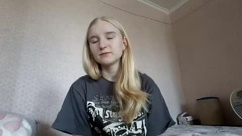 Snapshot of glennabeem chatting on 04/11/26, 07:24 Laura online show from 04/11/26, 07:24