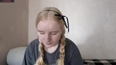 Snapshot of glennabeem chatting on 05/05/26, 07:16 Laura online show from 05/05/26, 07:16