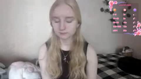Snapshot of glennabeem chatting on 05/08/26, 07:46 Laura online show from 05/08/26, 07:46