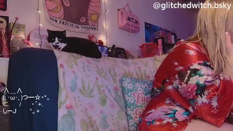 Snapshot of glitchwitch chatting on 01/19/25, 05:26 Glitch online show from 01/19/25, 05:26