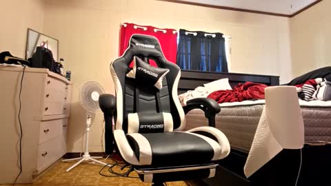 Snapshot of glomightyj chatting on 03/22/26, 10:02 glomightyj online show from 03/22/26, 10:02