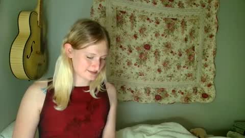 Snapshot of goddessalison chatting on 06/07/26, 01:43 goddessalison online show from 06/07/26, 01:43