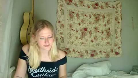Snapshot of goddessalison chatting on 06/12/26, 01:48 goddessalison online show from 06/12/26, 01:48