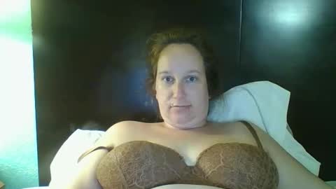 Snapshot of goddessmilfcrysyal chatting on 04/19/26, 01:05 Crystal online show from 04/19/26, 01:05