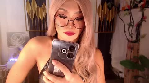 Snapshot of goddessquinnie chatting on 01/12/25, 01:53 quinnie online show from 01/12/25, 01:53