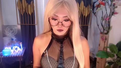 Snapshot of goddessquinnie chatting on 01/13/25, 01:02 quinnie online show from 01/13/25, 01:02