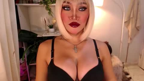 Snapshot of goddessquinnie chatting on 09/19/25, 04:36 quinnie online show from 09/19/25, 04:36