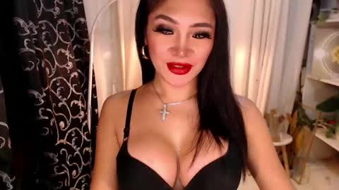 Snapshot of goddessquinnie chatting on 10/05/25, 01:48 quinnie online show from 10/05/25, 01:48