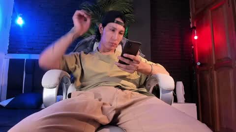 Snapshot of godly_huan chatting on 01/15/25, 04:47 HUAN online show from 01/15/25, 04:47