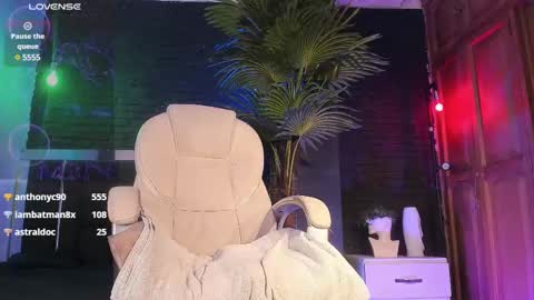 Snapshot of godly_huan chatting on 02/16/25, 01:58 HUAN online show from 02/16/25, 01:58