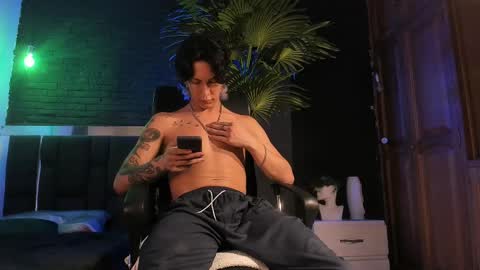 Snapshot of godly_huan chatting on 02/26/25, 06:15 HUAN online show from 02/26/25, 06:15