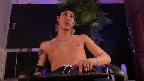 Snapshot of godly_huan chatting on 03/04/25, 02:17 HUAN online show from 03/04/25, 02:17