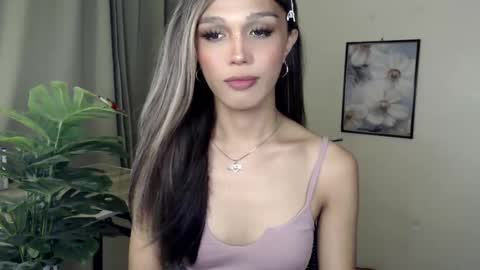 Lily is Gold online show from 11/30/25, 04:33