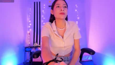 i am Jessi  I love animals and drawing I hope to get along with everyone. XOXO online show from 03/25/26, 08:04