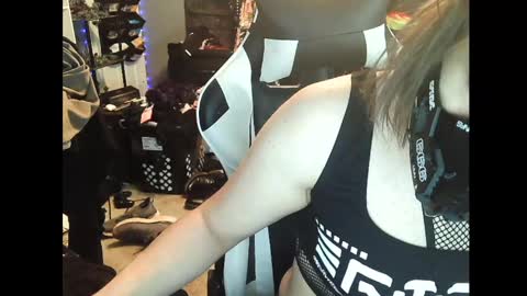 Snapshot of gothic123451 chatting on 01/11/25, 04:38 Victoriana online show from 01/11/25, 04:38