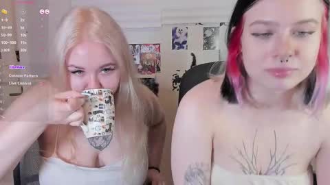 Snapshot of green_eyes_twinkl chatting on 11/14/25, 01:21 Lina 3 online show from 11/14/25, 01:21