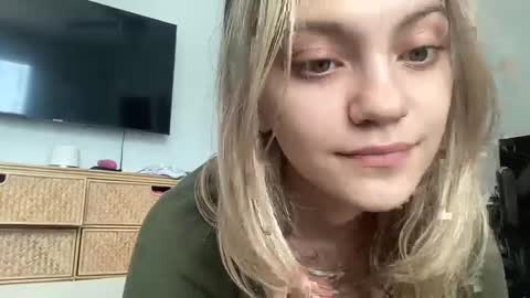 mila 3 online show from 02/10/25, 04:58